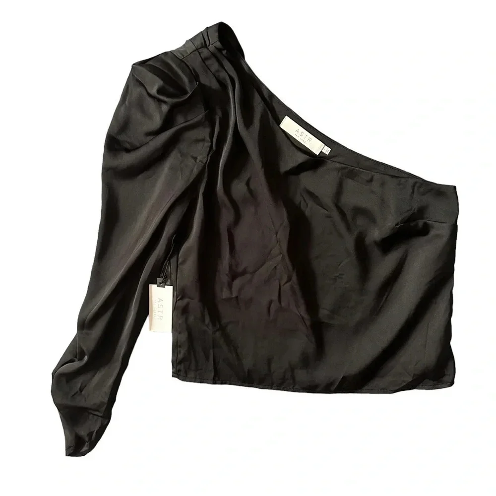 NWT ASTR ASYMMETRICAL PUFF SLEEVE TOP - BALCK Sz: L